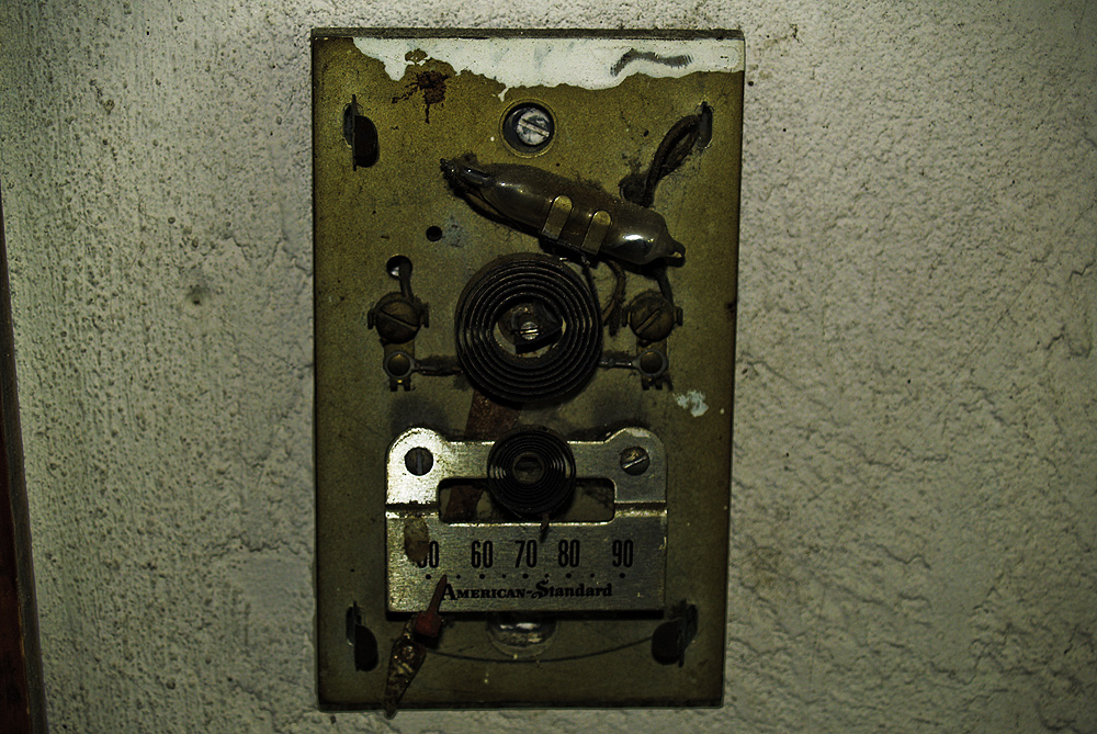 old American Standard thermostat with the cover off